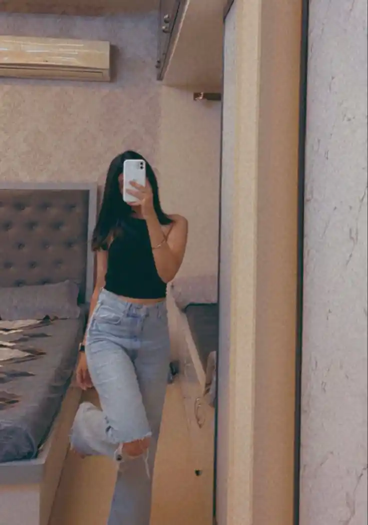 aesthetic-girl-poses-instagram-hidden-face-mirror-selfie-dp