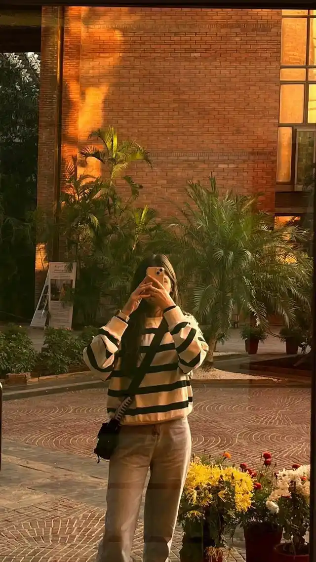 aesthetic-girl-poses-instagram-hidden-face-mirror-selfie-dp