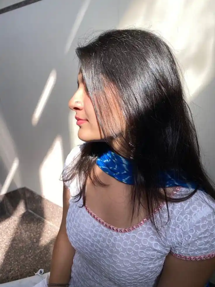 aesthetic-girl-poses-instagram-hidden-face-mirror-selfie-dp