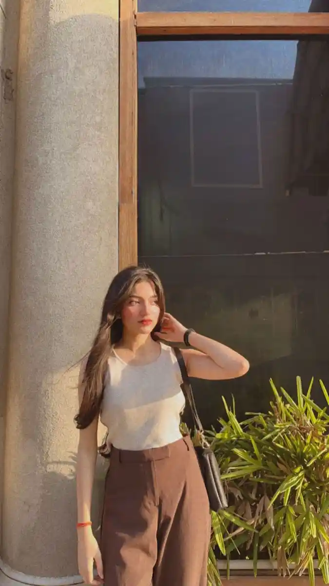 aesthetic-girl-poses-instagram-hidden-face-mirror-selfie-dp