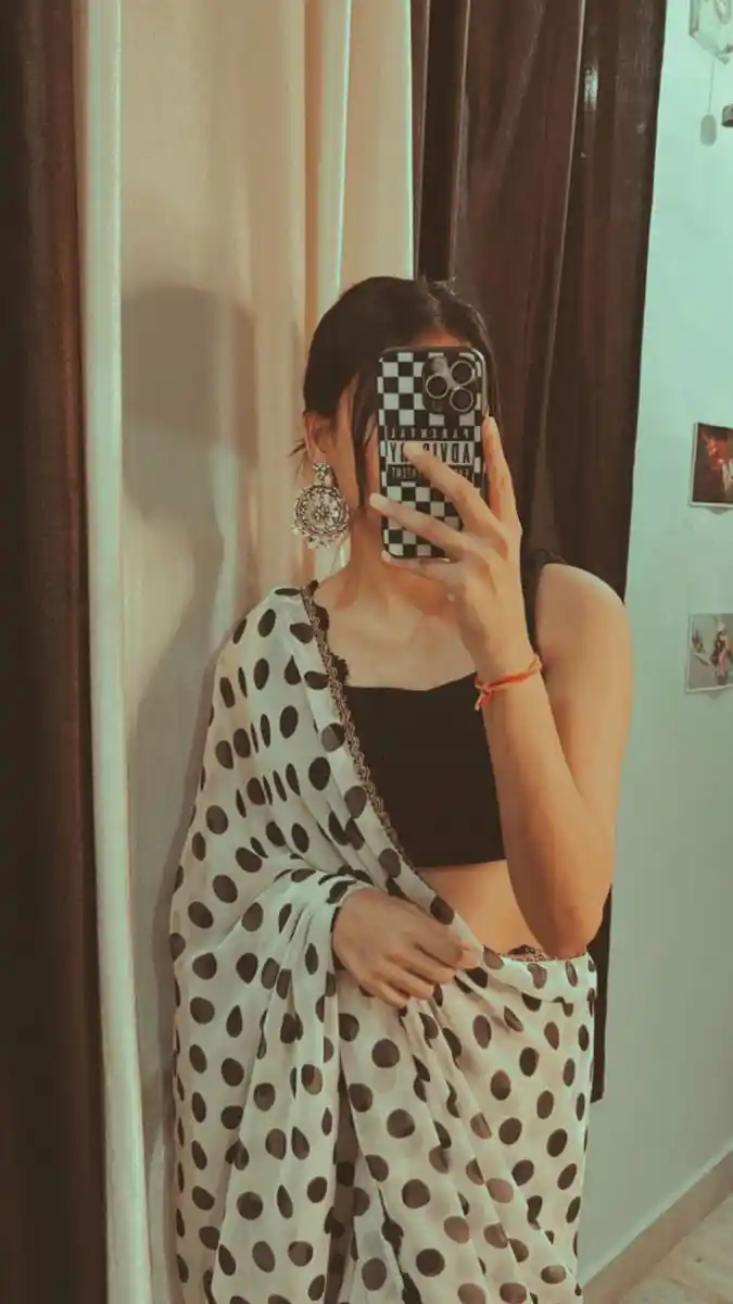 instagram-aesthetic-mirror-selfie