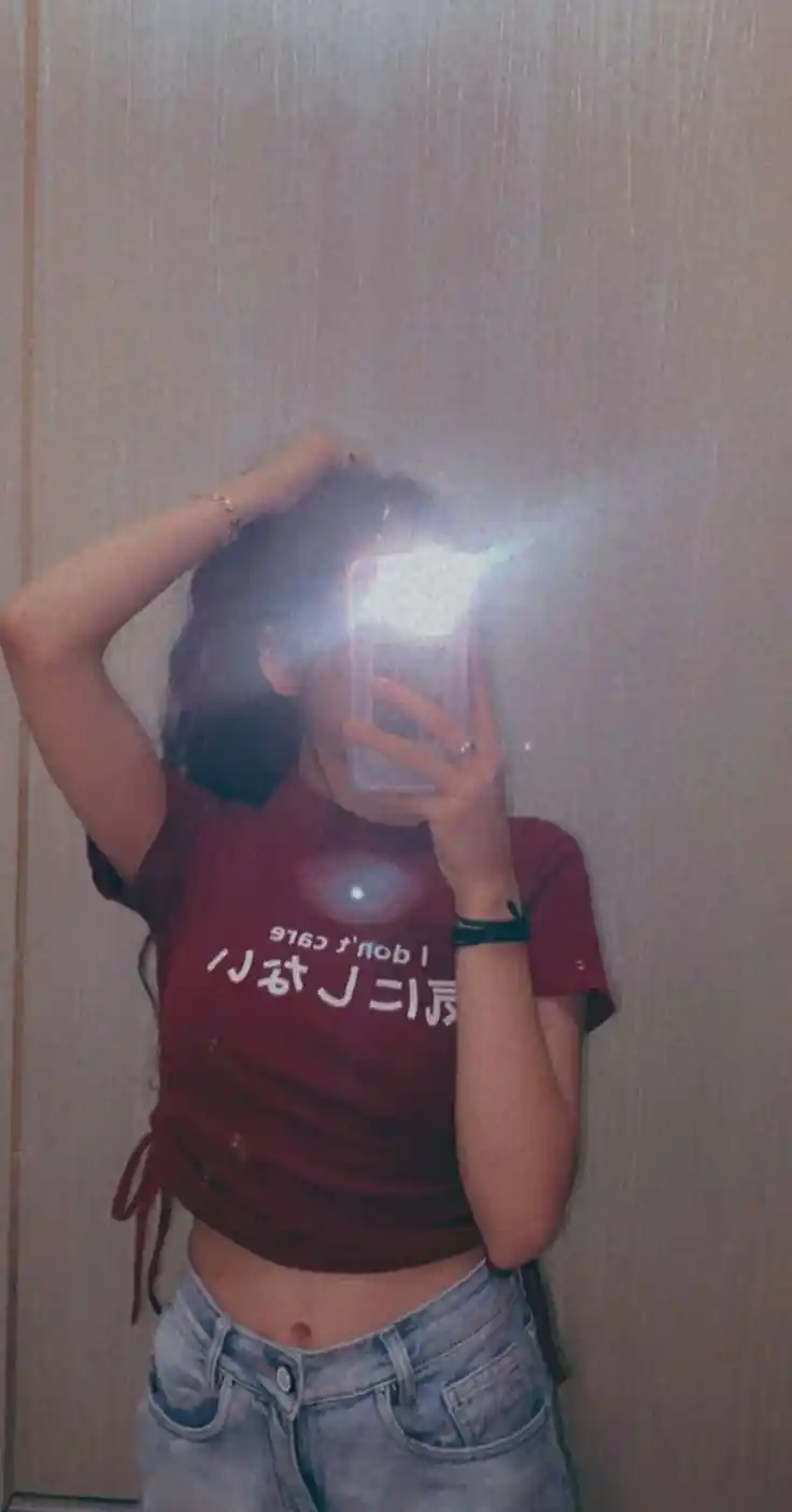 instagram-aesthetic-mirror-selfie