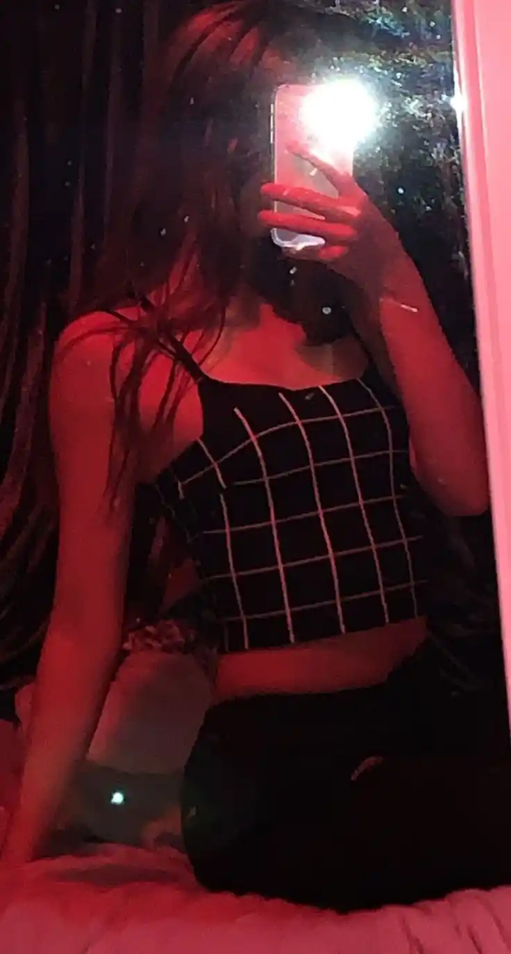 profile-hidden-face-mirror-selfie-dp