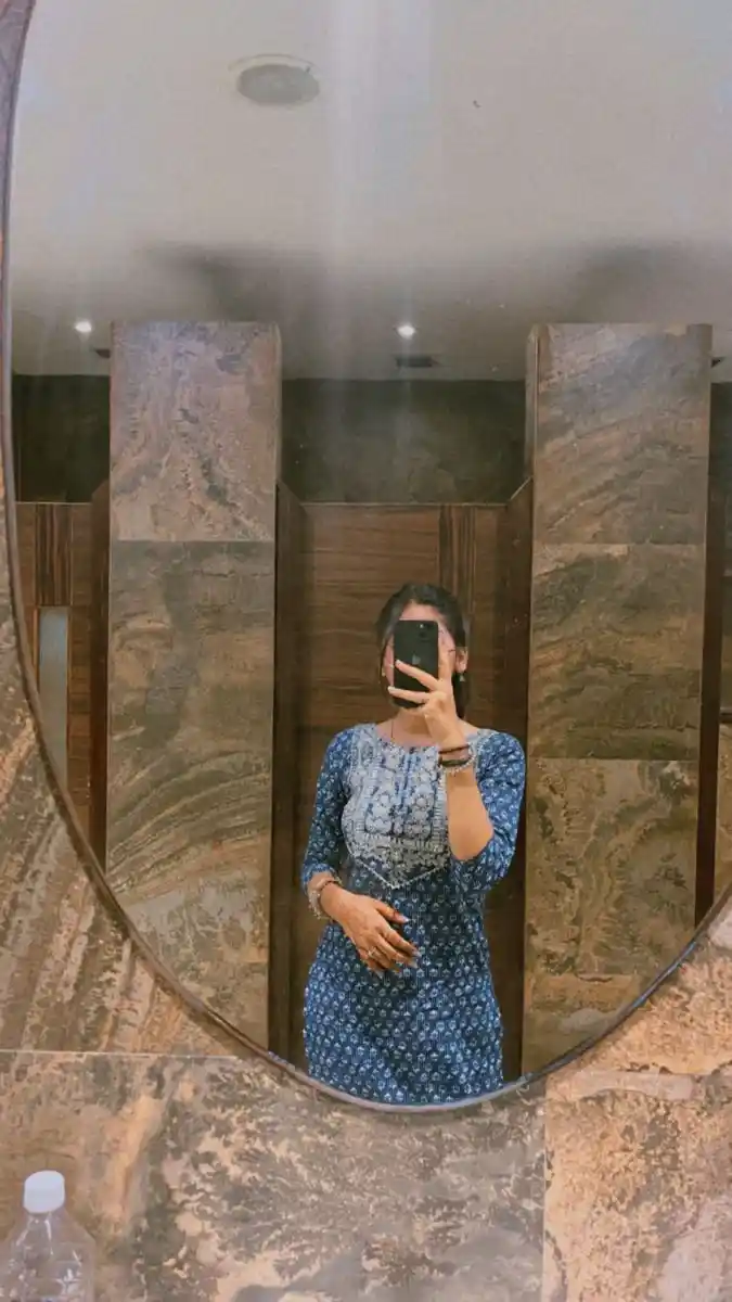 profile-hidden-face-mirror-selfie-dp