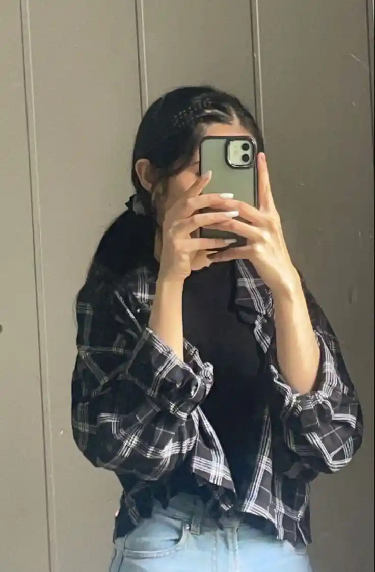 profile-hidden-face-mirror-selfie-dp