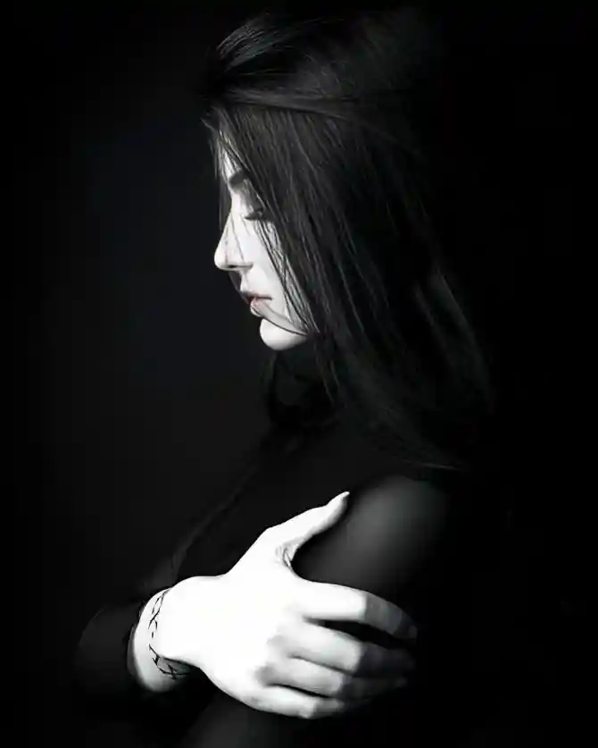 whatsapp-alone-sad-girl-dp