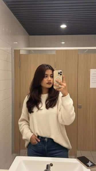 Aesthetic Mirror Selfie 