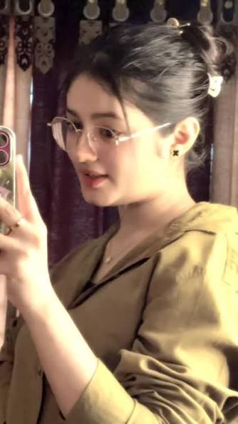 Cute Girls Mirror Selfie DP